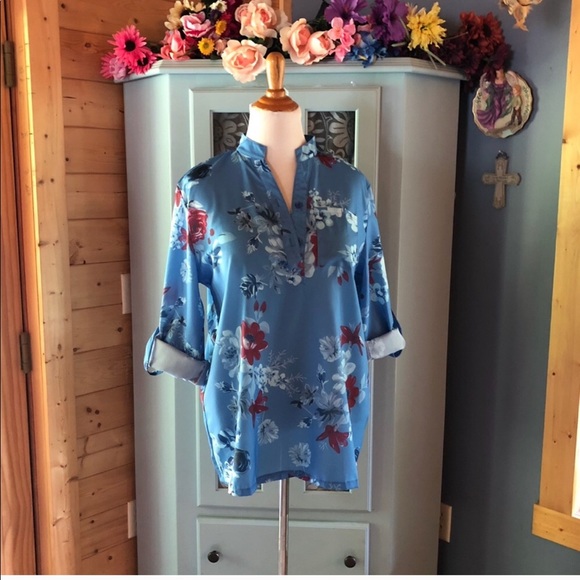 Beautiful Blouse w/ Button Up Sleeves. Brand NEW!! - Picture 4 of 8